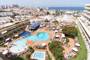 A resort with multiple swimming pools, sun loungers, and a view of the ocean. - Santa Maria 151 - Studio (Costa Adeje)