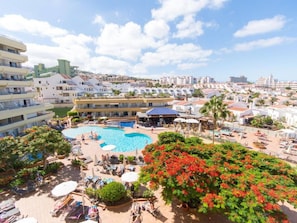 A resort with a large swimming pool, sun loungers, and a view of the surrounding town. - Santa Maria 151 - Studio (Costa Adeje)