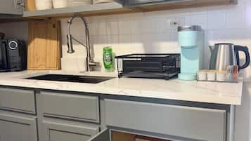 Kaffetrakter/tekoker, kjøleskap, mikrobølgeovn og ovn