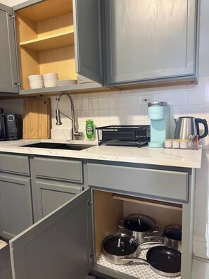 Coffee/tea maker, fridge, microwave, oven - Charming Home | Heart of Chicago | Parking | WiFi (Chicago)