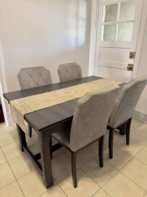 Dining - Charming Home | Heart of Chicago | Parking | WiFi (Chicago)