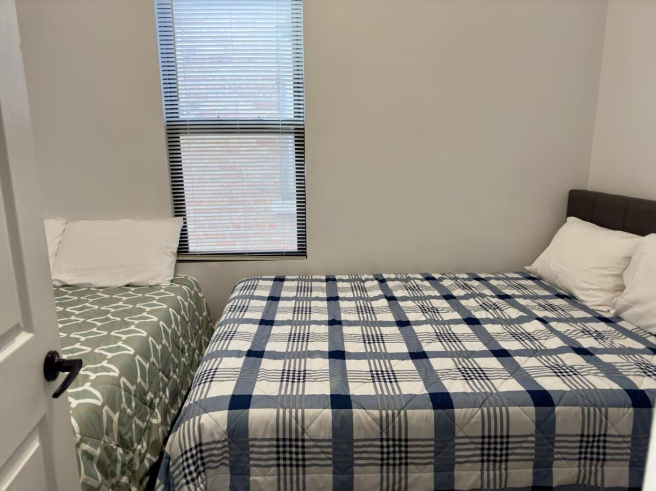 2 bedrooms, desk, iron/ironing board, WiFi