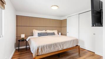 2 bedrooms, iron/ironing board, WiFi (free), bed sheets