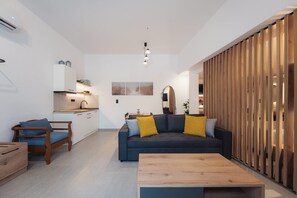 Ein moderner Wohnraum mit Küche, Essbereich und Sitzecke mit Sofa und Couchtisch.