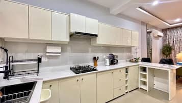 Deluxe-Apartment, Balkon, Stadtblick | Eigene Küche
