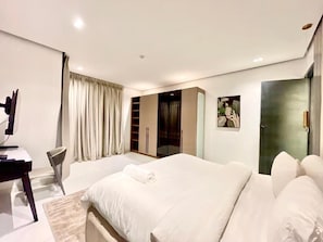 Family Apartment, Balcony, City View | Peti besi dalam bilik, meja, ruang kerja komputer riba 