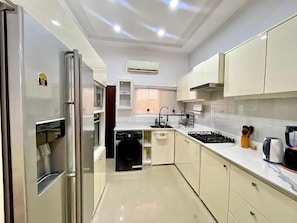 Family Apartment, Balcony, City View | Dapur peribadi | Peti sejuk, ketuhar gelombang mikro, ketuhar, dapur 