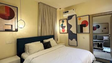 Familie appartement, balkon, uitzicht op de stad | Een kluis op de kamer, een bureau, een laptopwerkplek