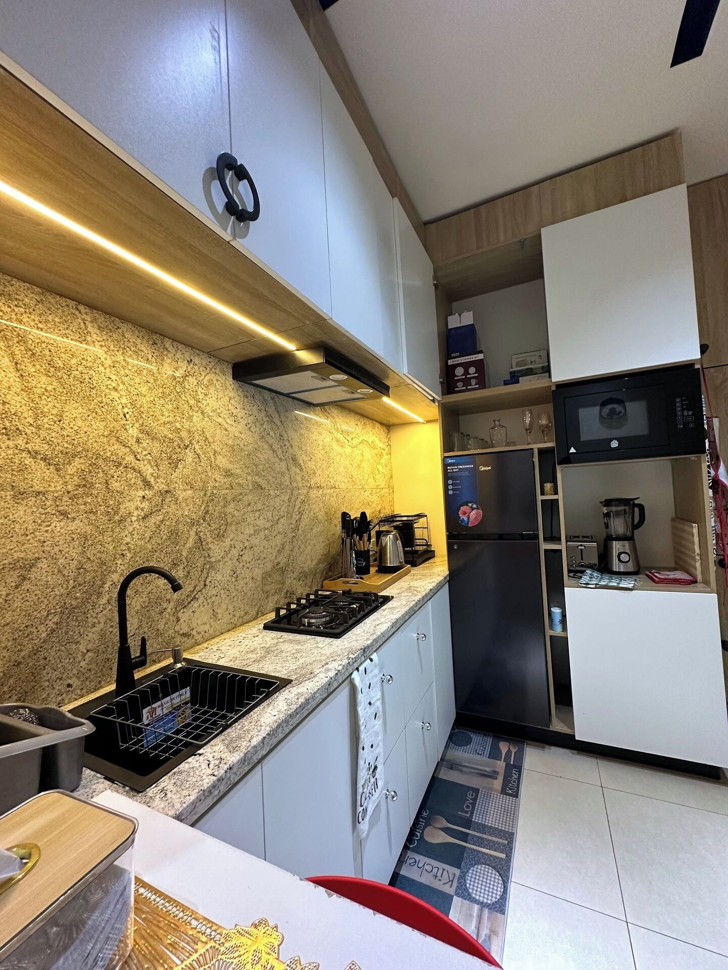 Family Apartment, Balcony, City View | Private kitchen | Fridge, microwave, oven, stovetop