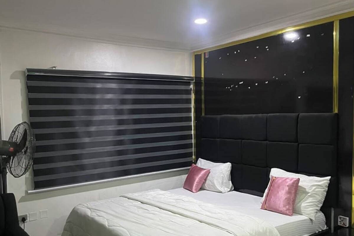 ห้องดีลักซ์ | ผ้าม่านกันแสง, ห้องเก็บเสียง