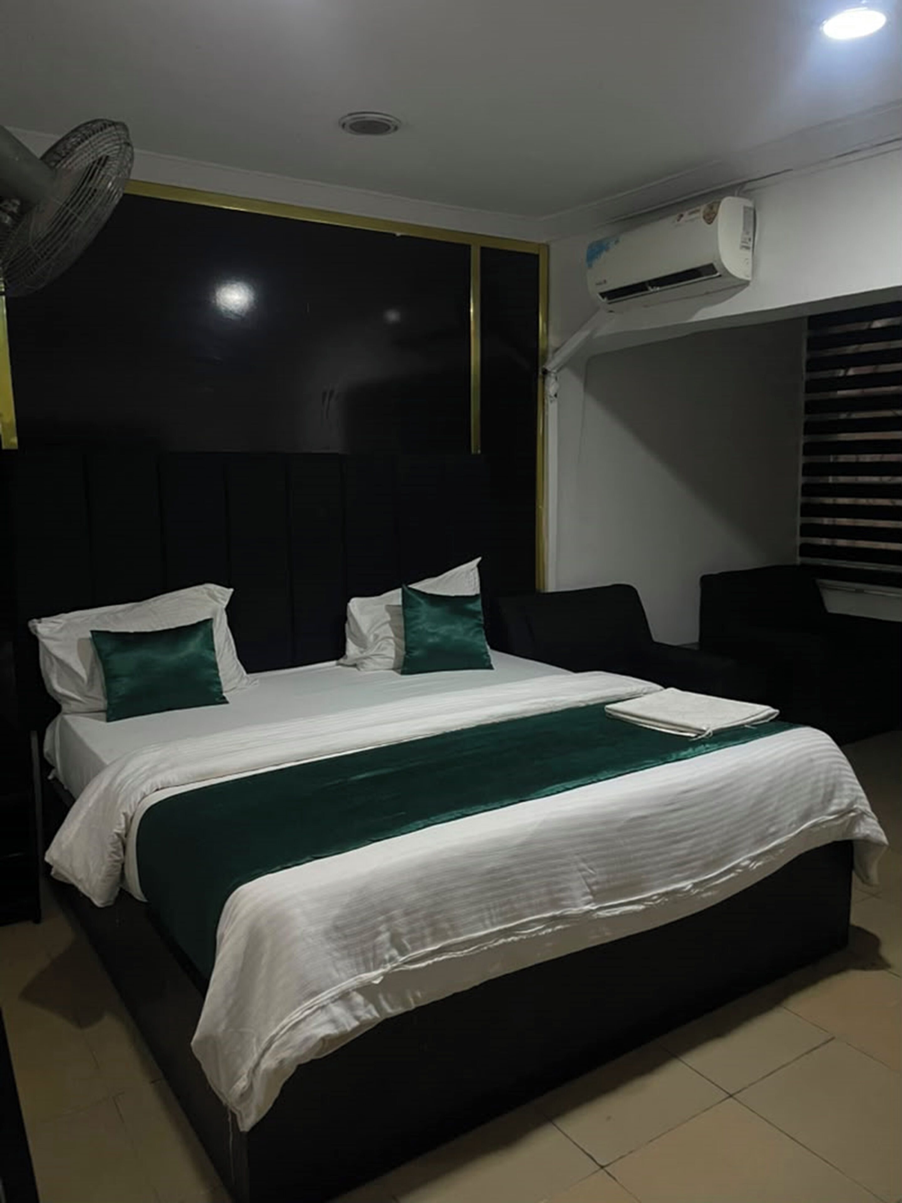 Executive Room | Blackout drapes, soundproofing
