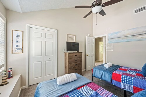 Modern Townhouse, Pool Access, Fireplace, Balcony