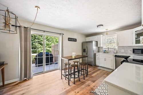 Modern Townhouse, Pool Access, Fireplace, Balcony