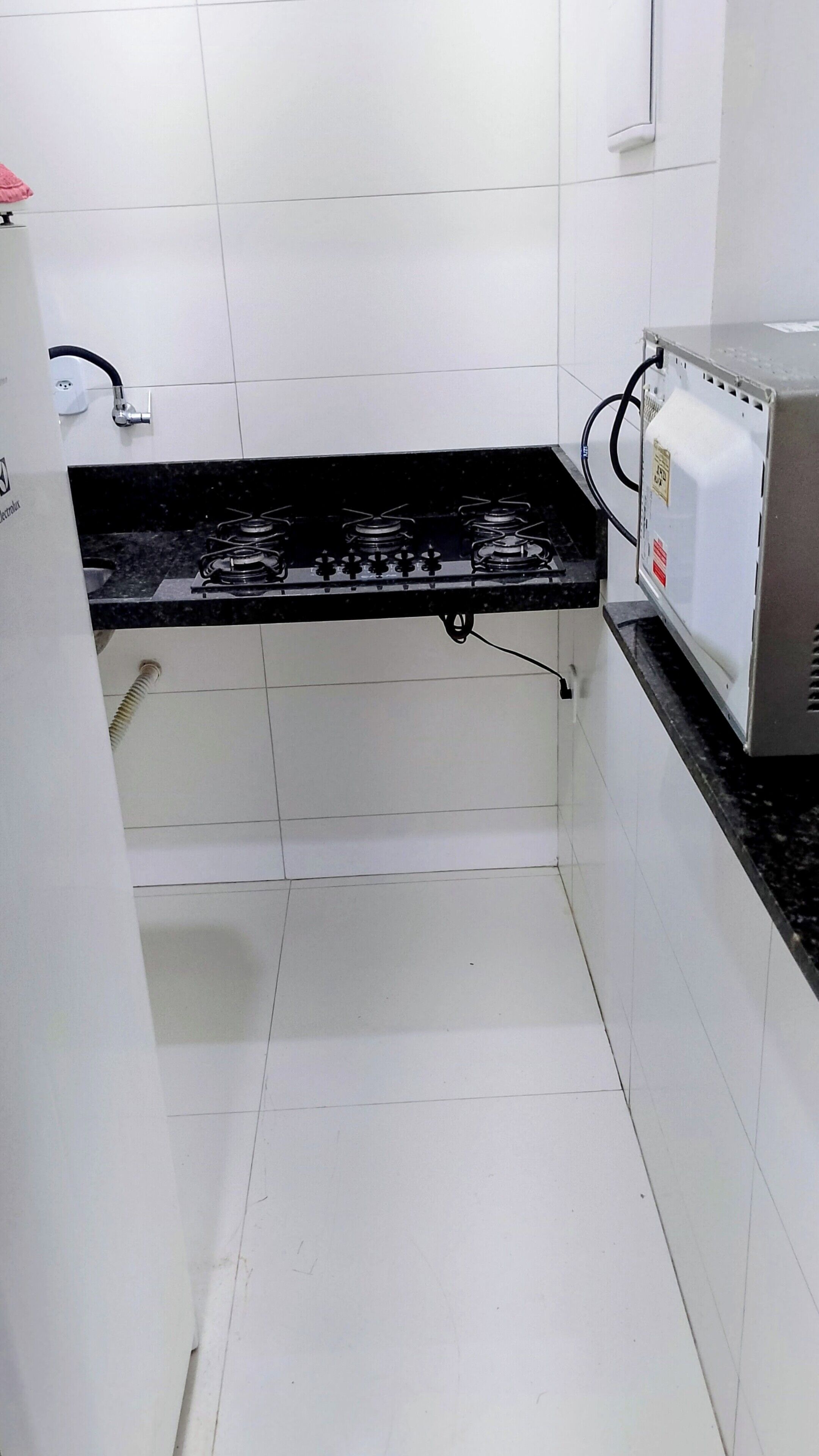 Geladeira, micro-ondas, cooktop, torradeira