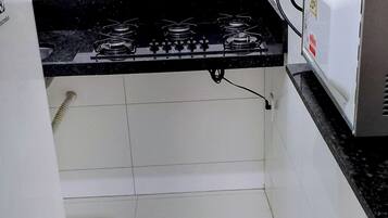 Geladeira, micro-ondas, cooktop, torradeira