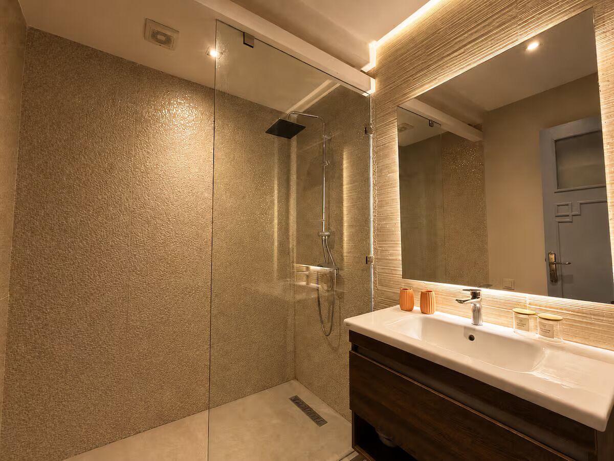 Dusche, Whirlpool, Haartrockner, Bidet