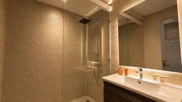 Dusche, Whirlpool, Haartrockner, Bidet