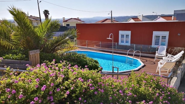 Une piscine sur le toit offrant une vue dégagée sur les bâtiments et le paysage environnants.