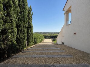 Property grounds - Luxury 4-Bedroom Villa in Saint-Tropez with Panoramic Sea Views (Saint-Tropez)