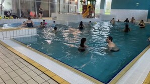 An indoor swimming pool with multiple lanes and a shallow area for children. - Chalet - Piscine  - ccbgdbd (Signy-le-Petit)