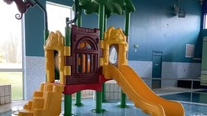 An indoor play area with a slide and climbing structures. - Chalet 4 étoiles - Piscine  - ccbgdbf (Signy-le-Petit)
