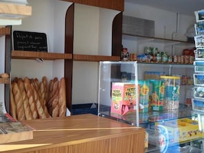 Eine Bäckereiauslage mit Brot und verpackten Waren.