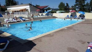 Ein Schwimmbad mit Schwimmern und entspannten Gästen.