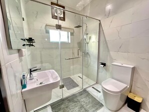 Căn hộ Tiêu chuẩn, ban công, quang cảnh thành phố | Phòng tắm | Máy sấy tóc, khăn tắm, xà phòng, dầu gội 