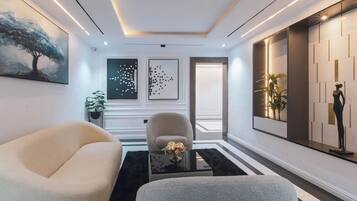 Standaard appartement, balkon, uitzicht op de stad | Interieur