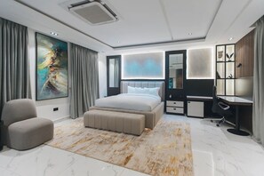Căn hộ Tiêu chuẩn, ban công, quang cảnh thành phố | Két bảo mật tại phòng, bàn, khu vực làm việc phù hợp cho laptop 