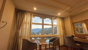 Deluxe Double or Twin Room, Mountain View | Interior