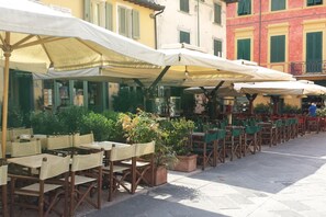 Outdoor seating with tables and chairs, umbrellas, and potted plants. - In the heart of Pietrasanta's historic center, surrounded by art galleries, artists' studios, boutique shops and charming cafés, Galleria Pietrasanta is the perfect place to experience the authentic atmosphere of the Little Athens of Versilia.Bright,  (Pietrasanta)