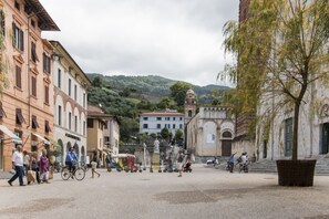 Point of interest - In the heart of Pietrasanta's historic center, surrounded by art galleries, artists' studios, boutique shops and charming cafés, Galleria Pietrasanta is the perfect place to experience the authentic atmosphere of the Little Athens of Versilia.Bright,  (Pietrasanta)