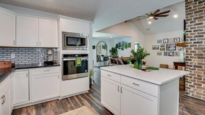 4 bedrooms - Augusta Luxe Retreat Minutes to Masters Private Backyard (Augusta)