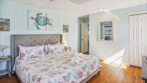 3 bedrooms, iron/ironing board, WiFi - Beach Life 3 - Sunshine Lane (Treasure Island)