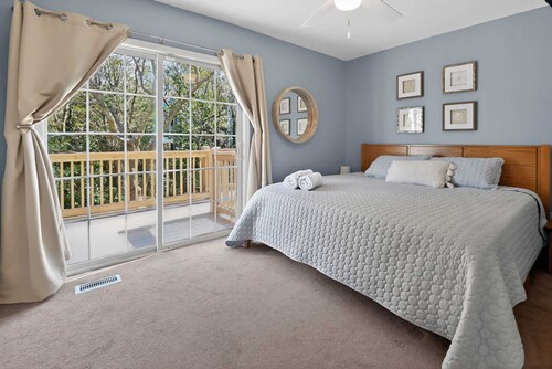 Coastal 4BR Retreat Hot tub Water Views Deck Pet-friendly