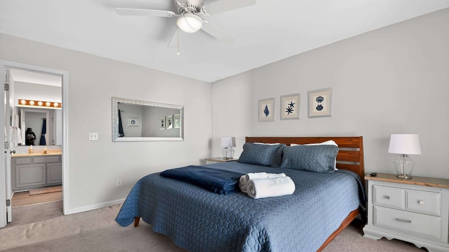 Coastal 4BR Retreat Hot tub Water Views Deck Pet-friendly