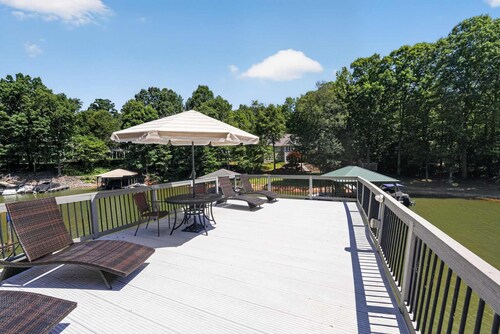 Spacious 4 BR Retreat Near Lake Norman With Deck