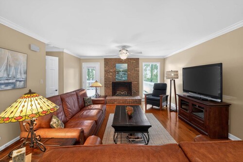 Spacious 4 BR Retreat Near Lake Norman With Deck