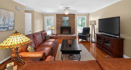 Spacious 4 BR Retreat Near Lake Norman With Deck