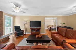 House | 4 bedrooms - Spacious 4 BR Retreat Near Lake Norman With Deck (Denver)
