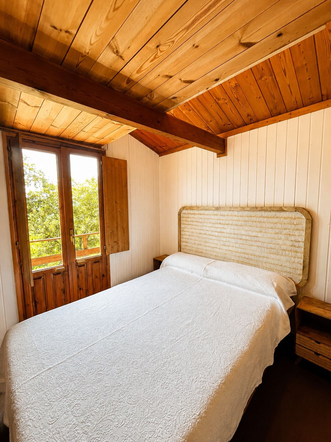 2 bedrooms, internet, bed sheets