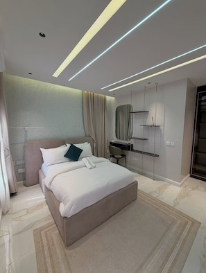 Una camera da letto moderna con un letto grande, una scrivania e uno specchio.