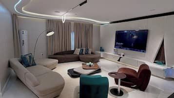 Deluxe Apartment, Balcony, City View | Interior