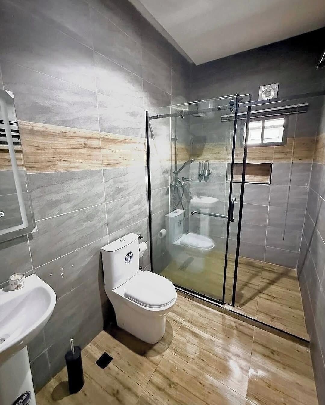 Deluxe Apartment, Balcony, City View | Bathroom | Hair dryer, towels, soap, shampoo