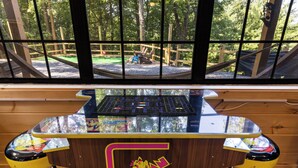 Eine Holztresore mit einer Glasplatte und einem Cartoon-Design, mit Blick auf einen Spielplatz.