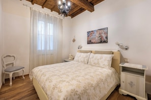 1 bedroom, iron/ironing board, travel crib, WiFi (free) - Elegant Apartment Just Steps from the Duomo – Feel at Home in Florence (Firenze)