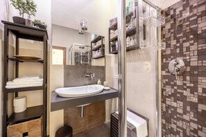 Douche, sèche-cheveux, bidet, savon