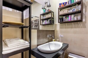 Een douche, een haardroger, een bidet, zeep
