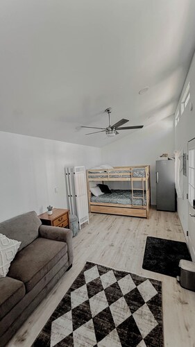 The Sunland Hideaway -Spacious 4-bedroom house in tranquil Sunland Estates.